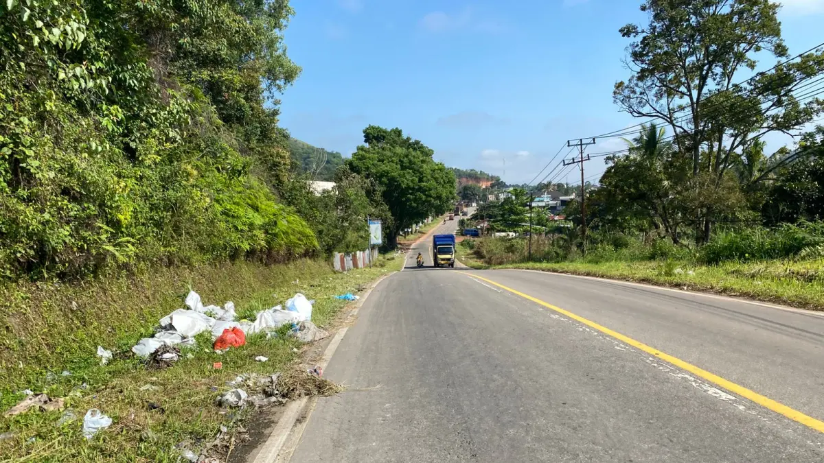 Tumpukan sampah yang berserakan di bahu Jalan Diponegoro Bypass, Kelurahan Kubu Gadang, Kecamatan Payakumbuh Barat, Payakumbuh, Rabu (22/4/2026). (SY RIDWAN/PADEK)