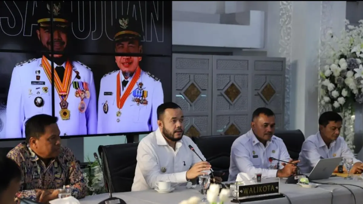 Wali Kota Fadly Amran membahas sinkronisasi penanganan sungai bersama Kepala Balai Wilayah Sungai V, Naryo Widodo.(Foto: Prokopim)