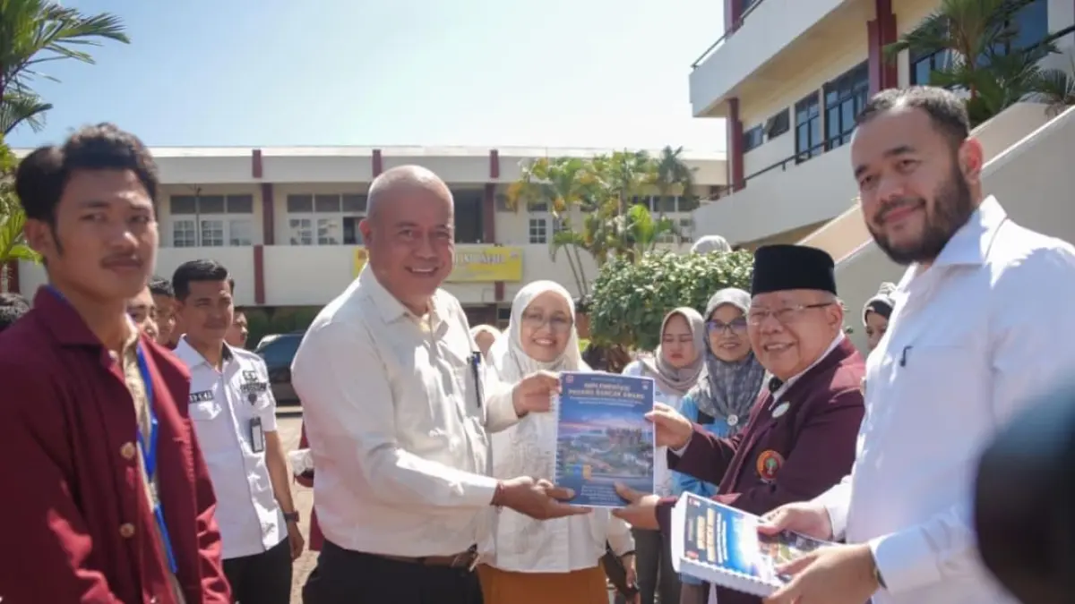 Wali Kota Padang melepas 312 mahasiswa UNES-AAI sebagai verifikator Padang Rancak Award 2026 di 104 kelurahan.(Foto: Prokopim)