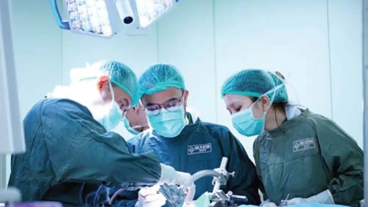 Dari kiri, Dr. Heri Subianto, Sp.BS.,Subsp.FN(K), DR. Ahmad Fahmi, dr., Sp.BS.,Subsp.FN(K), Dr. Vega Pangaribuan dalam psychosurgery di RSUD Dr. Soetomo, Surabaya (22/4). (DOK RSUD DR. SOETOMO)
