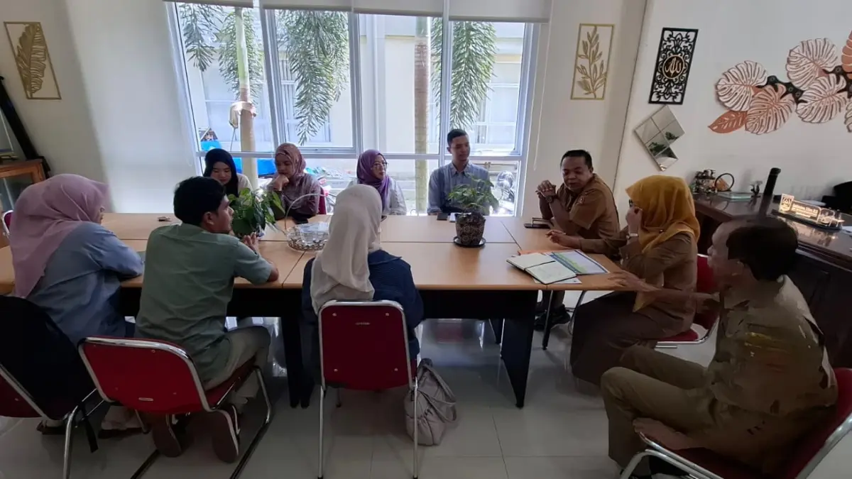 Dinas Koperasi dan UKM Kabupaten Agam bersama tim pendamping melakukan pembahasan penguatan KDMP) baru-baru ini. (DOK PEMKAB AGAM)