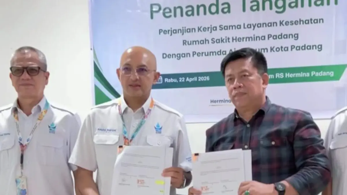 Dirut Perumda AM Padang Hendra Pebrizal dan pihak RS Hermina memperlihatkan piagam PKS usai penandatangan MoU, Rabu (22/4). (DOKUMENTASI PERUMDA AM PADANG)