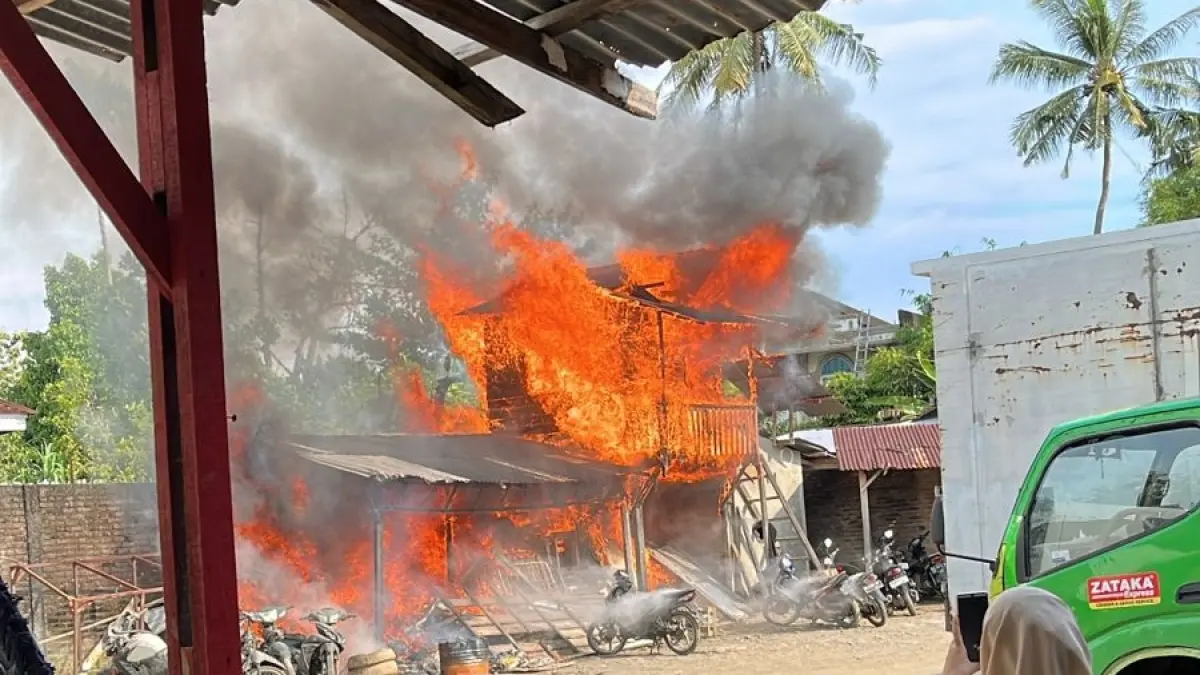 Gudang barang Zataka Express di Nanggalo terbakar pada Kamis (23/4/2026). Tujuh sepeda motor hangus, kerugian ditaksir Rp250 juta. (Dinas Damkar Kota Padang)