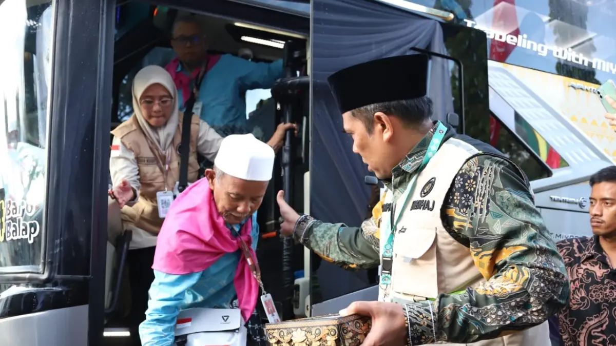 Kepala Kanwil Kementerian Haji dan Umrah Sumatera Barat, M Rifki, menyambut kedatangan jemaah calon haji (JCH) Kloter I di Asrama Haji Tabing Padang, Kamis (23/4/2026) pagi.