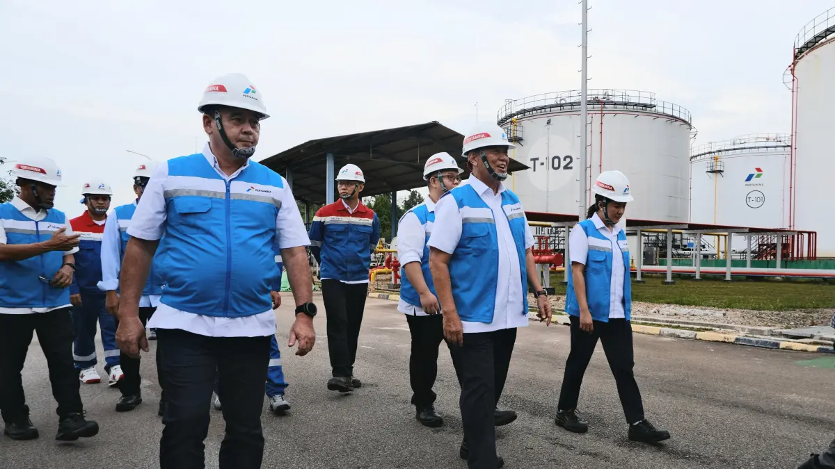 Komisaris Utama Pertamina Patra Niaga tinjau AFT Hang Nadim dan IT Tanjung Uban untuk pastikan distribusi BBM, LPG, dan avtur andal.