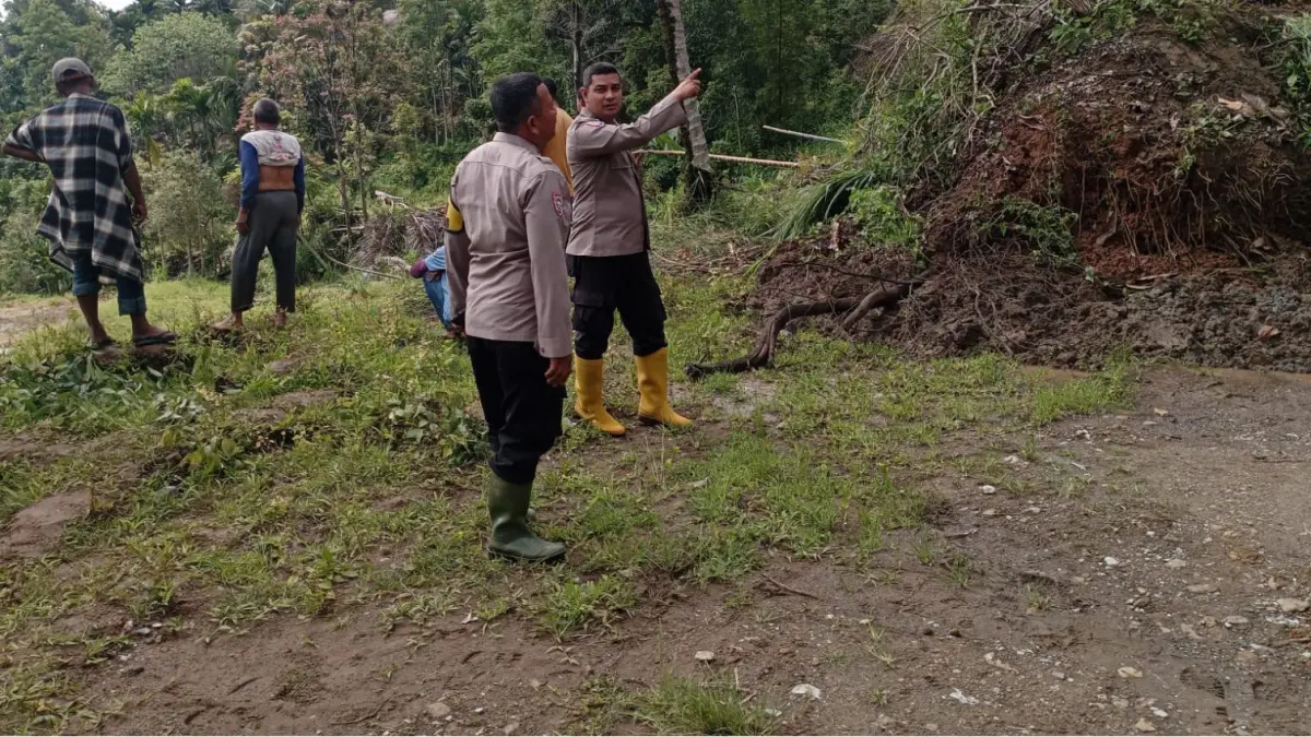 Longsor di Jorong Ujung Ladang, Nagari Koto Sani, Kabupaten Solok, terjadi akibat hujan deras, polisi dan warga gotong royong bersihkan material, akses jalan kembali terbuka.