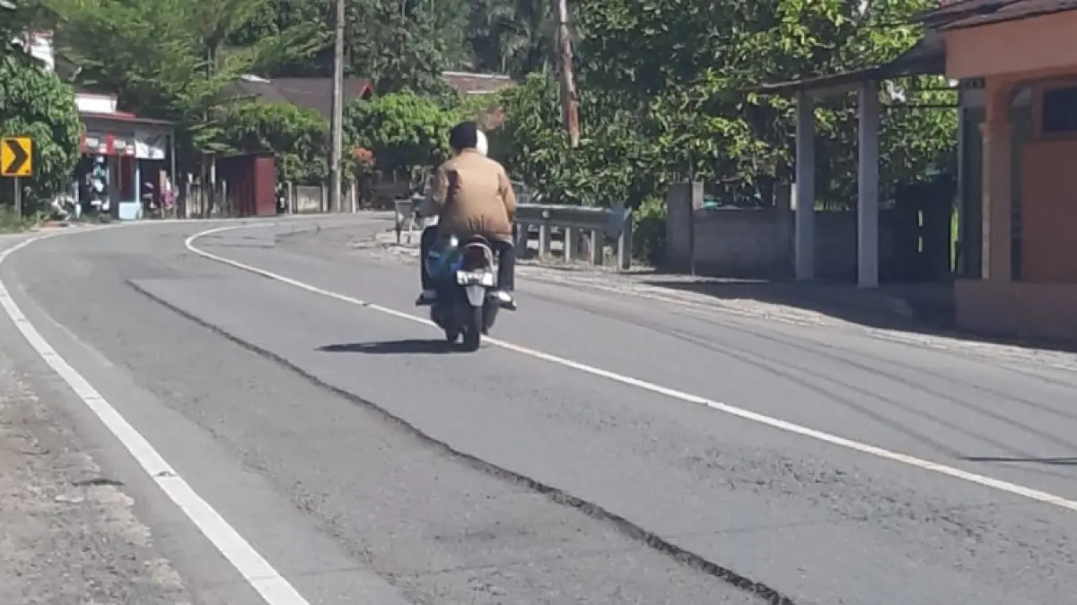Lubang jalan nasional Kambang–Tapan dibiarkan lebih 10 hari, picu tiga kecelakaan. PUPR minta penanganan maksimal 1x24 jam.