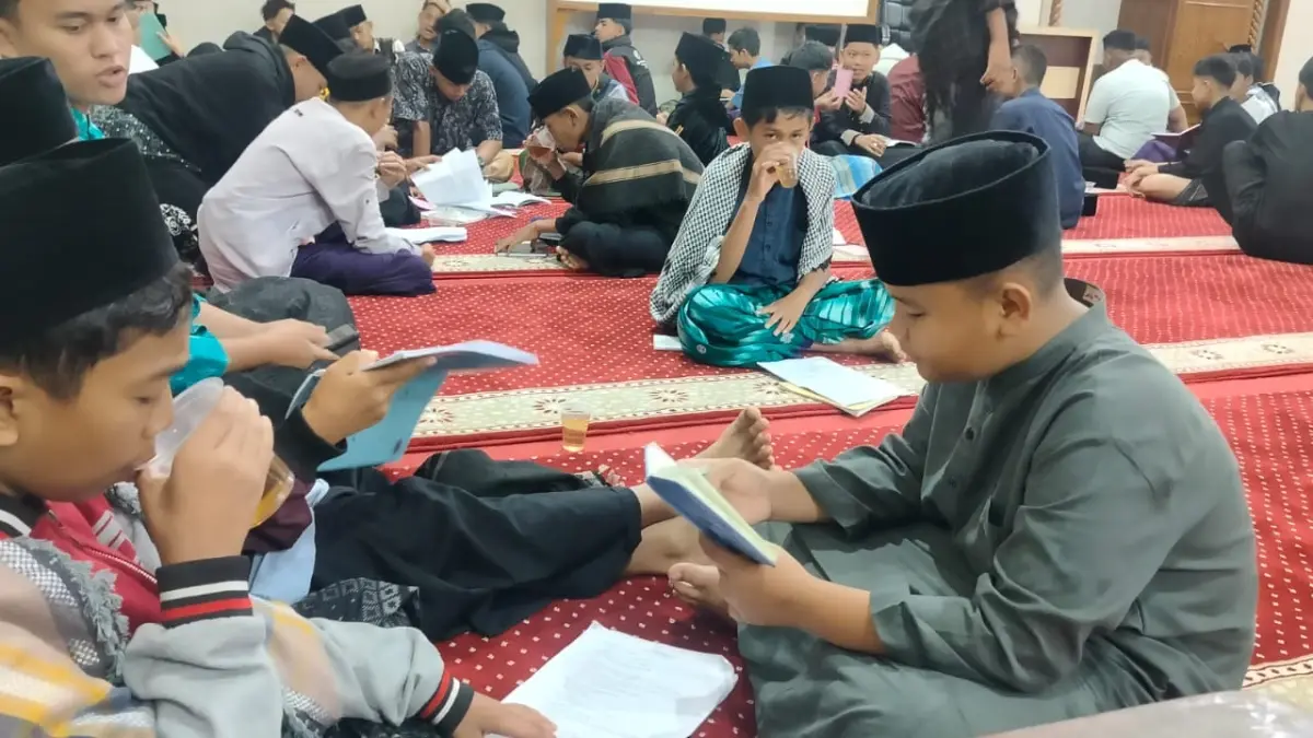 Murid SMP Nurul Ikhlas sedang membaca dan mempelajari sejarah islam yang menjadi salah satu mata pelajaran yang harus diikuti. (TIM LAMAN GURU)