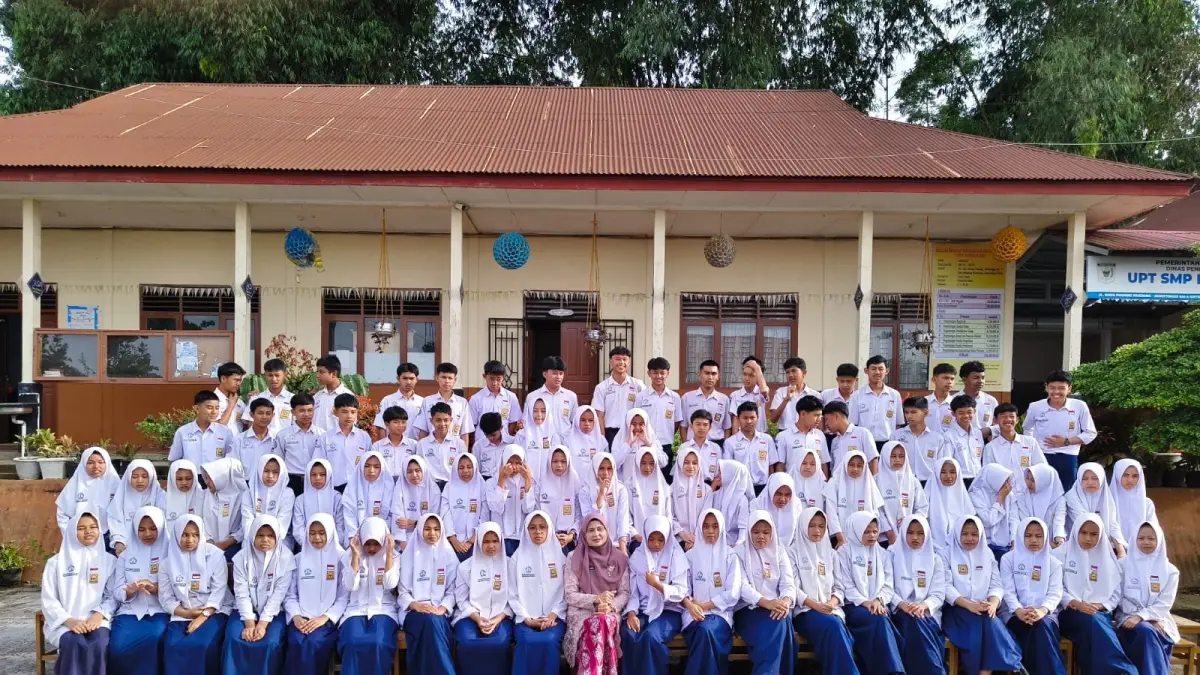 Murid SMPN 1 X Koto foto bersama guru di depan sekolah beberapa waktu lalu. (TIM LAMAN GURU)
