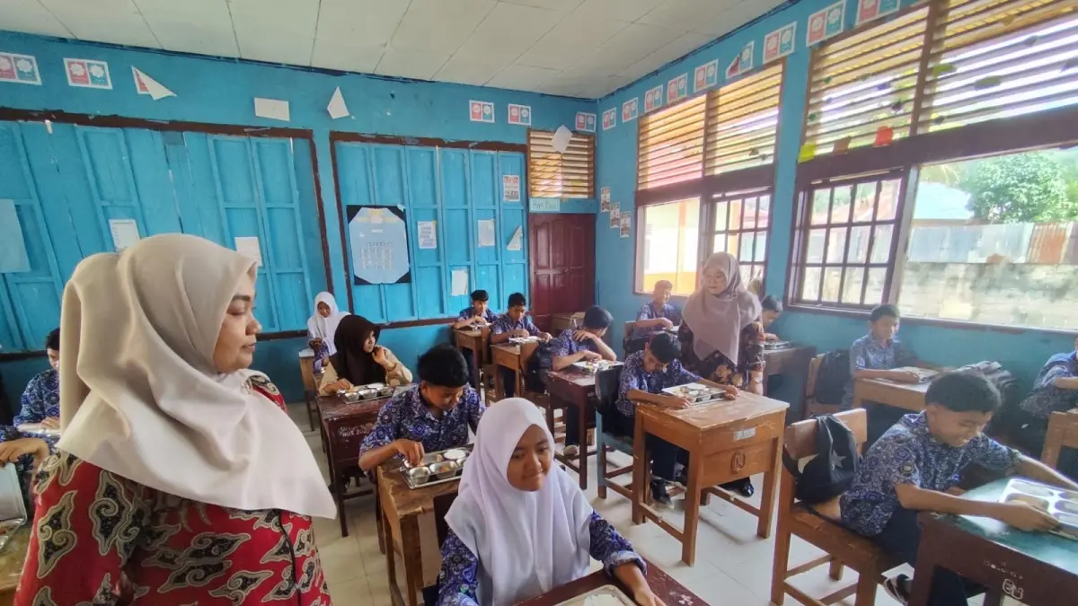 Pelajar SMPN 3 Kabupaten Limapuluh Kota bersiap-siap menyantab MBG di sekolahnya, Kamis (23/4). (SY RIDWAN/PADEK)