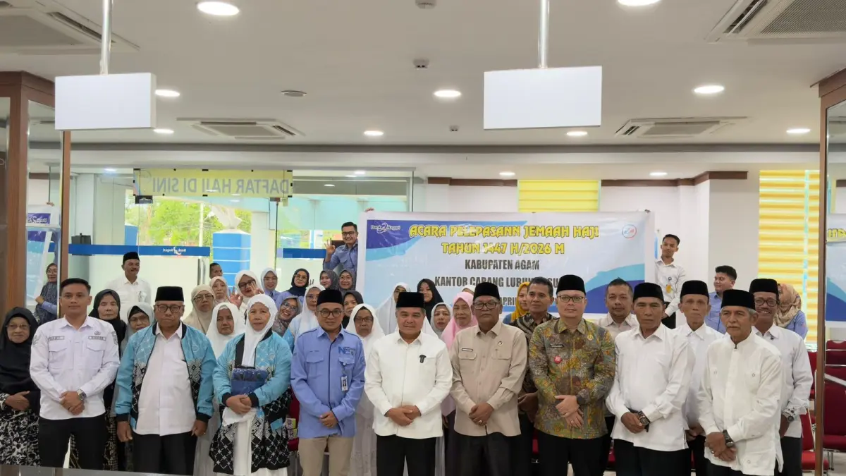 Pelepasan jamaah calon haji Bank Nagari dilakukan Bupati Agam Benny Warlis di Kantor Cabang Bank Nagari Lubukbasung, Rabu (22/4). Daftar JCH nasabah Bank Nagari dan berangkat tahun 2026 sekitar 1.119 orang. (DOK BANK NAGARI)
