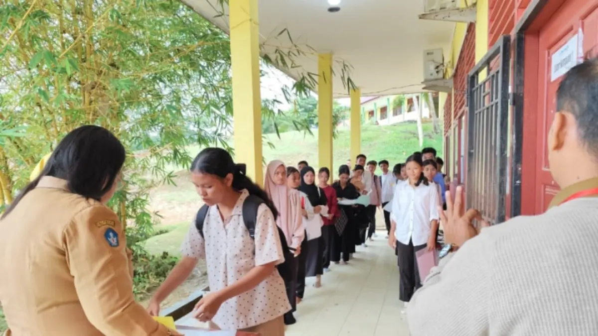 Peserta UTBK-SNBT 2026 akan memasuki ruang ujian UTBK UNP yang berlokasi di SMAN 2 Sipora, Kepulauan Mentawai, Selasa (22/4/2026).(Foto: Humas)