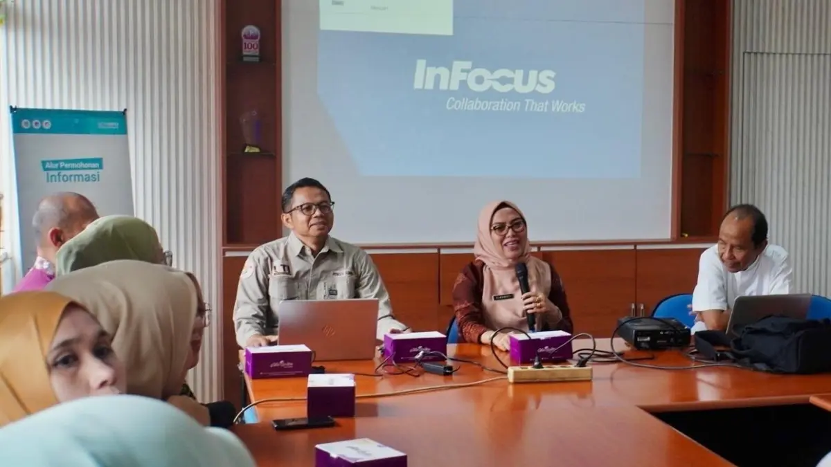 Sekretaris Dinas Kominfo Padangpanjang, Dr. Elmawati membuka workshop tentang penulisan dan audio visual untuk staf kelurahan se-Kota Padangpanjang di aula Diskominfo, Kamis (23/4). (DOK DISKOMINFO PADANGPANJANG)
