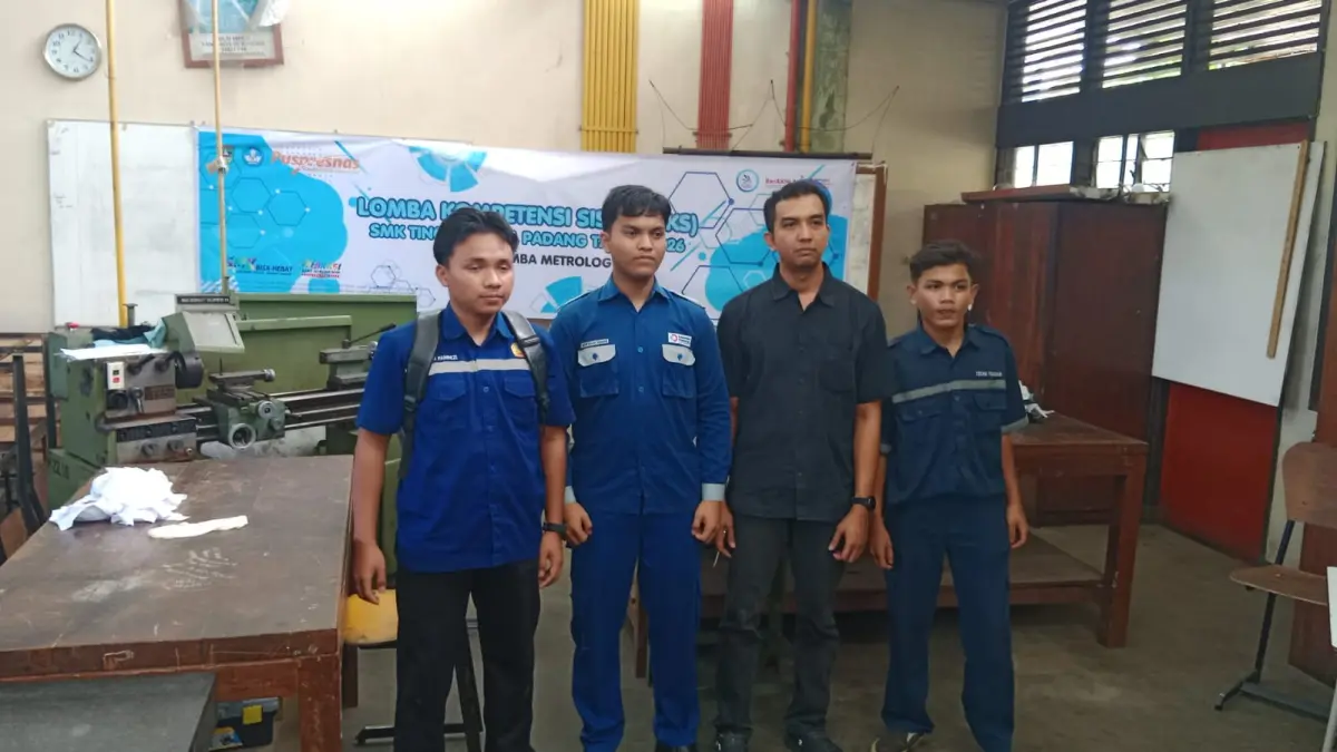 Tiga siswa SMK Semen Padang kembali torehkan prestasi dalam ajang Lomba Keterampilan Siswa (LKS) tingkat Kota Padang tahun 2026. (humas)