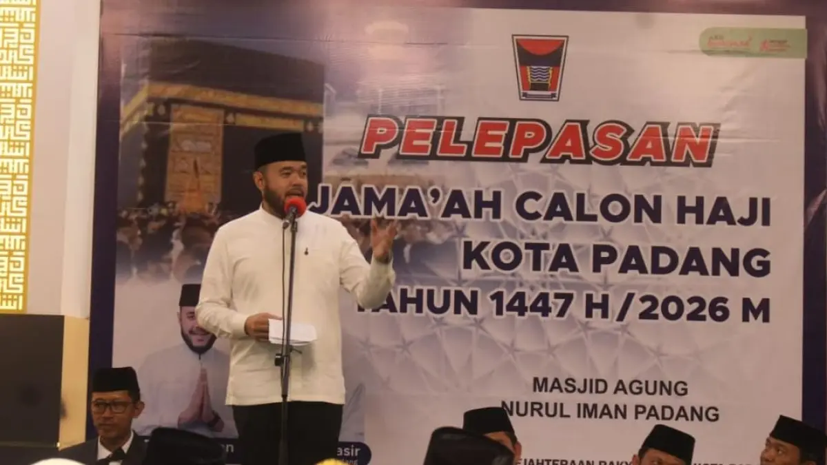 Wali Kota Padang Fadly Amran melepas 386 Calon Jamaah Haji Kloter 1 di Masjid Agung Nurul Iman, Kamis (23/4/2026).(Foto: Prokopim)