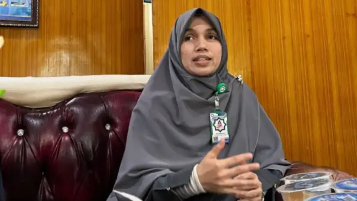 Bendahara Yayasan Wakaf Ar Risalah Riza Elvera memaparkan prinsip yayasan di kantor Yayasan Wakaf Ar Risalah Padang, Kamis (23/4/2026).