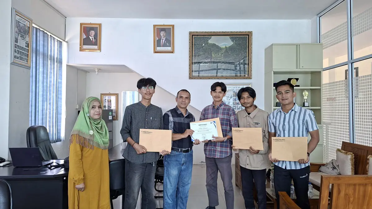 Dirut Padang Ekspres, Mhd Nazir Fahmi didampingi Manager HGRA, Suryani melepas peserta magang Kemnaker Batch 1 yang resmi berakhir, Jumat (24/4).
