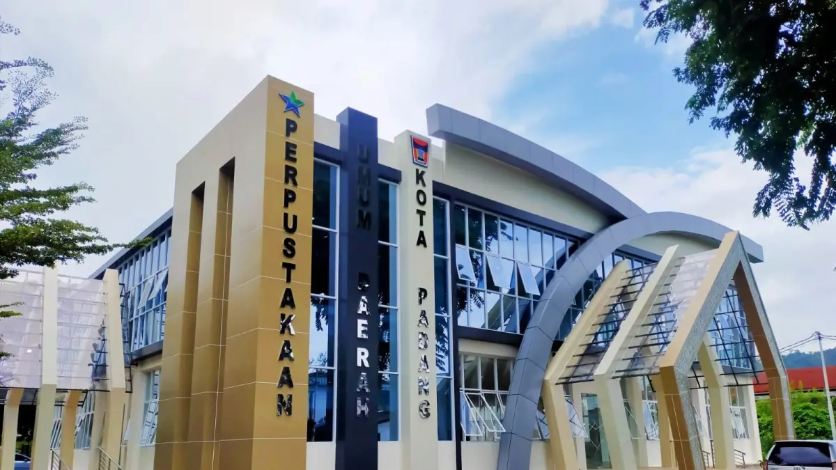 Gedung Perpustakaan Umum Daerah Kota Padang di kawasan Youth Center, Jl Bagindo Aziz Chan Padang.