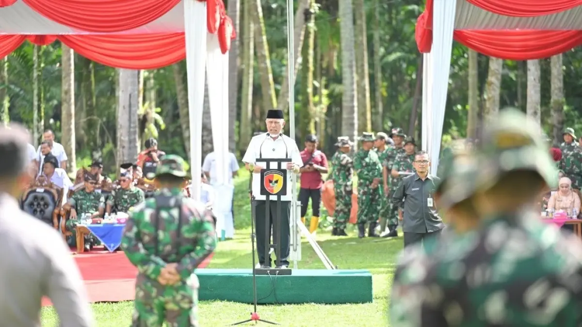 Gubernur Sumbar Mahyeldi saat membuka kegiatan TMMD ke-128 Tahun 2026 di Lapangan Sepak Bola SMPN 4 Nagari Batugadang, Kecamatan Sungaigeringging, Kabupaten Padangpariaman, Rabu (22/4). (DOK ADPSB)