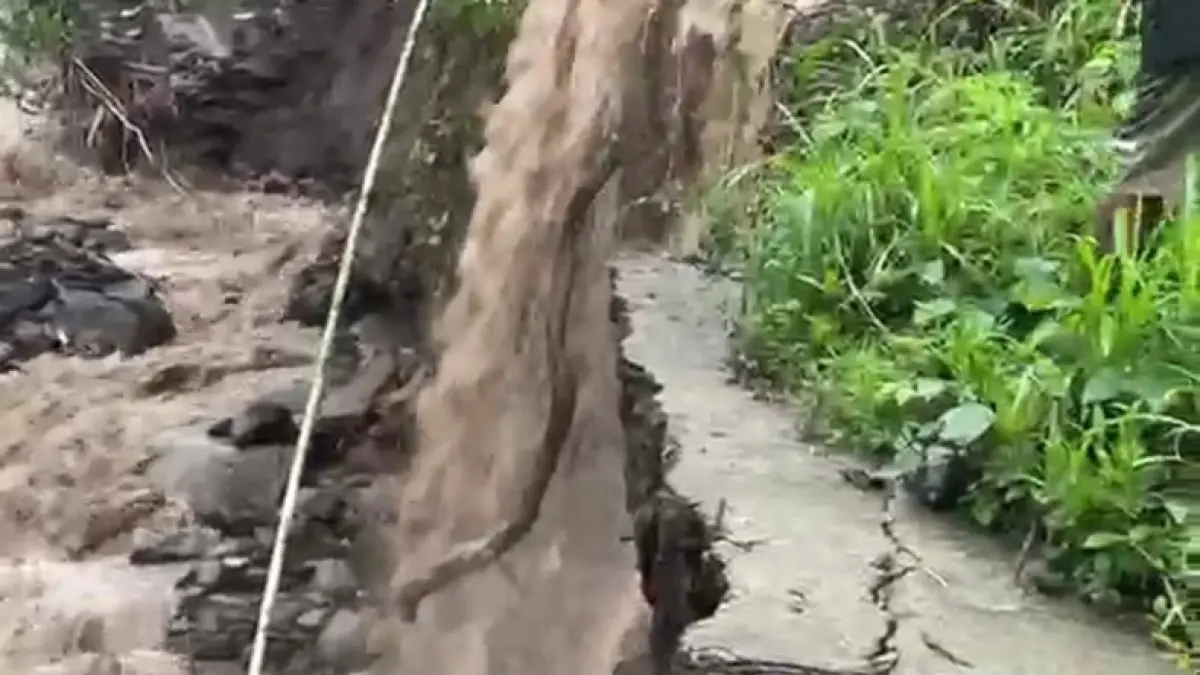 Hujan deras picu banjir bandang di Tanahdatar, akses jalan terputus, jembatan Aramco tertimbun, dan jalan petani rusak sepanjang 300 meter.