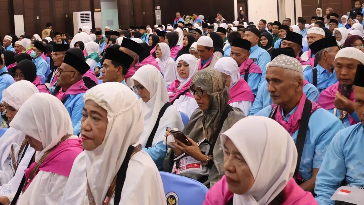 Jemaah calon haji Kloter I asal Kota Padang dalam suasana khidmat di Aula Asrama Haji Kota Padang, Kamis (23/4/2026) malam.