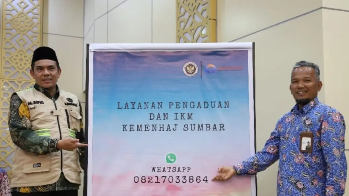 Kepala Kanwil Kemenhaj Sumbar M. Rifki bersama Ketua Ombudsman Sumbar Adel Wahidi saat peluncuran layanan pengaduan jamaah haji berbasis WhatsApp Center di Padang.(Foto: Humas)