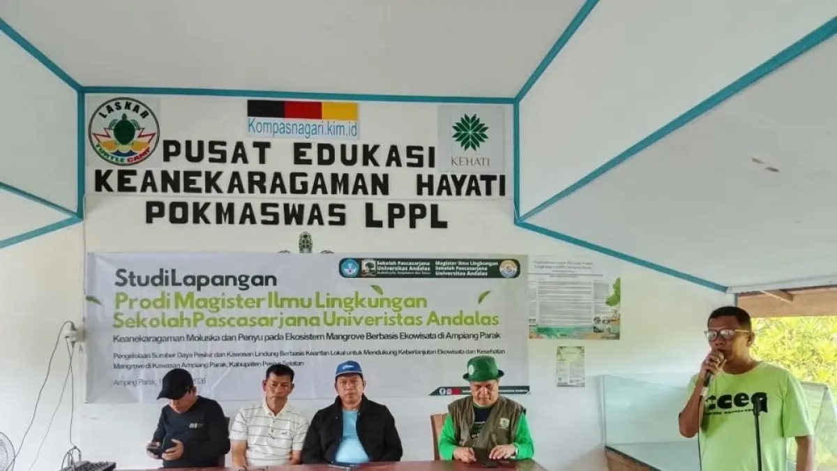 Ketua Pokwasmas LPPL Ampingparak Haridman menyampaikan harapan masyarakat saat kunjungan Sekkab Pessel Zainal Arifin, Minggu lalu. (DOK POKWASMAS LPPL AMPINGPARAK)
