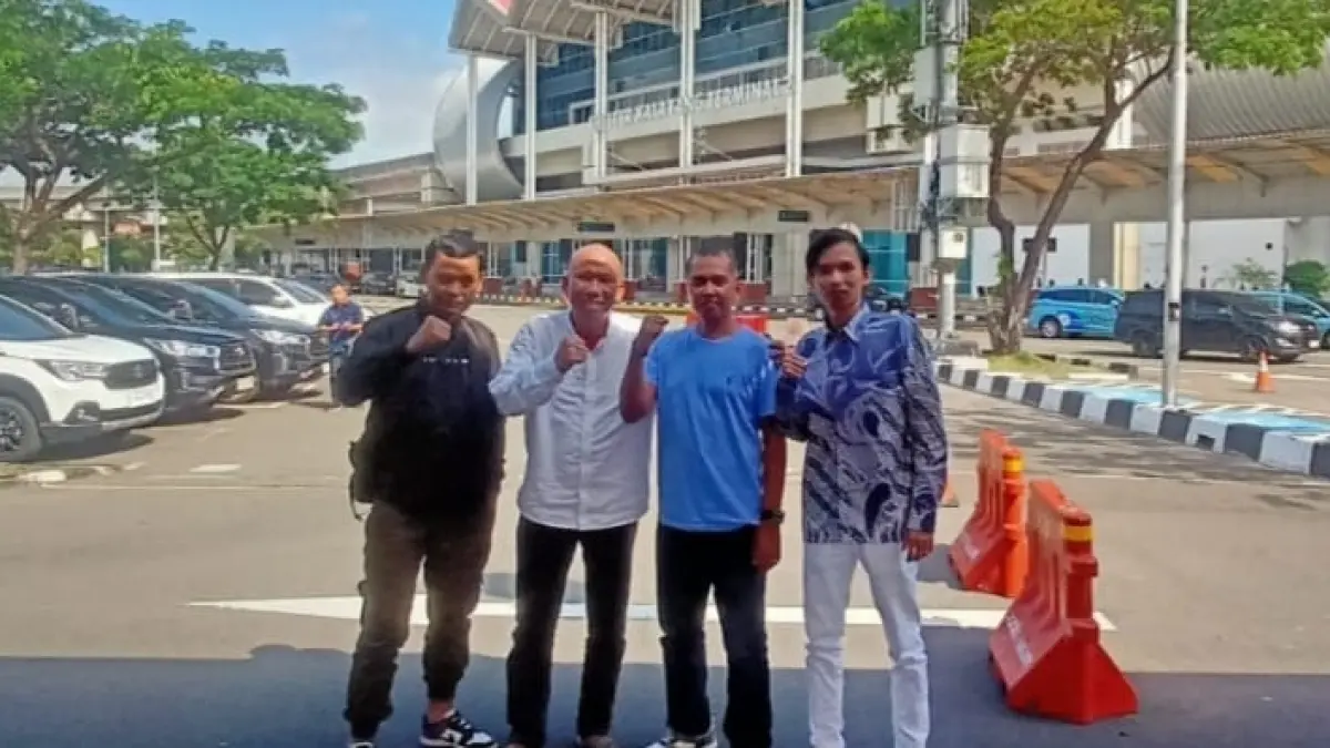 Ofisial tim ORADO Sumbar, Oktavirman Ramli bersama tiga atlet domino yang bakal bertanding di Kejurnas ORADO 2026, saat tiba di Bandara Soekarno Hatta. (ist)