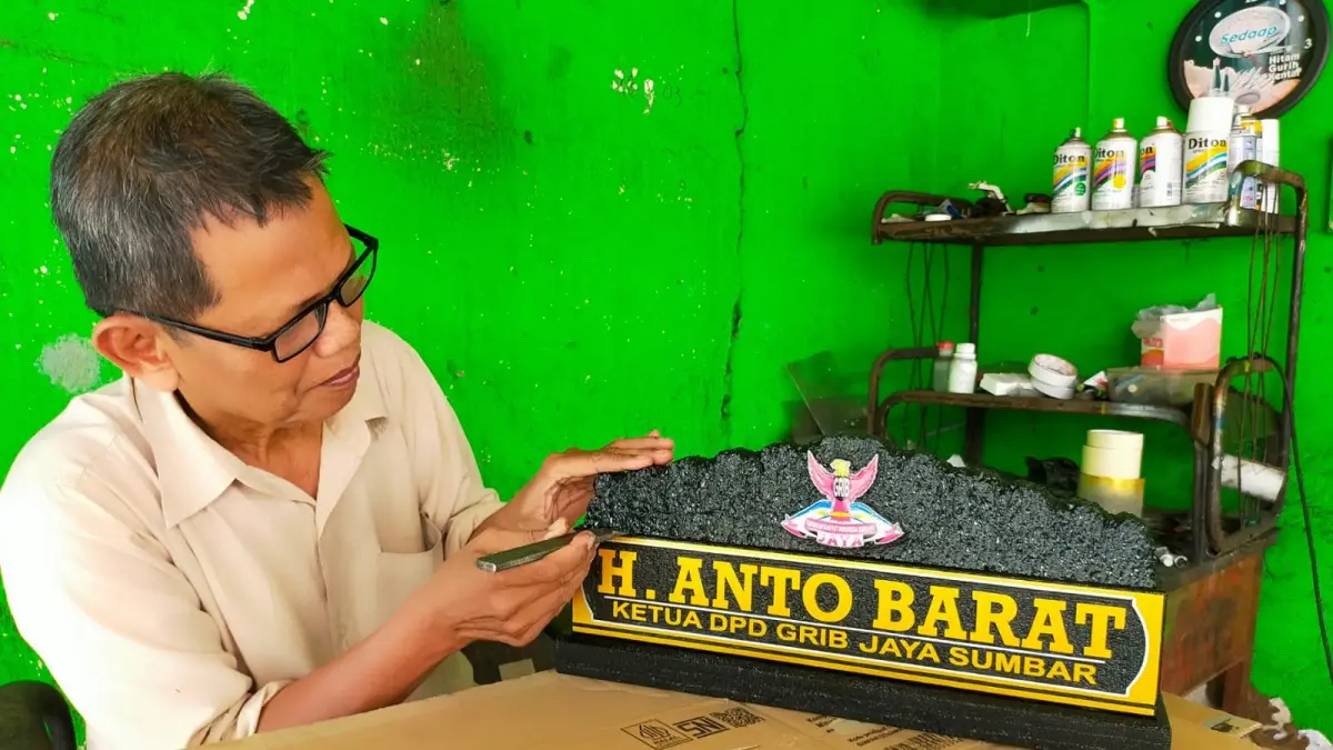 Perajin batubara di Sawahlunto yang terdampak berhentinya tambang Ombilin. Orderan menurun, biaya naik, namun tetap bertahan.