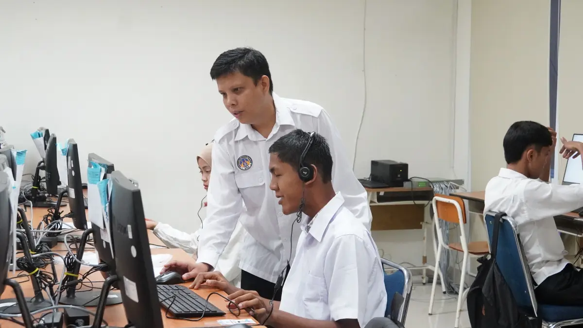 Salah seorang penyandang disabilitas mendapat pelayanan saat Ujian Tulis Berbasis Komputer (UTBK) di Universitas Negeri Padang, beberapa hari lalu. (DOK HUMAS UNP)