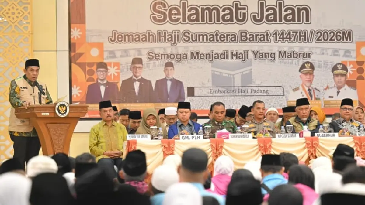 Sebanyak 5.402 jamaah Embarkasi Padang 2026 diberangkatkan dalam 14 kloter. Kloter 1 asal Kota Padang sudah terbang ke Madinah subuh tadi (24/4/2026).