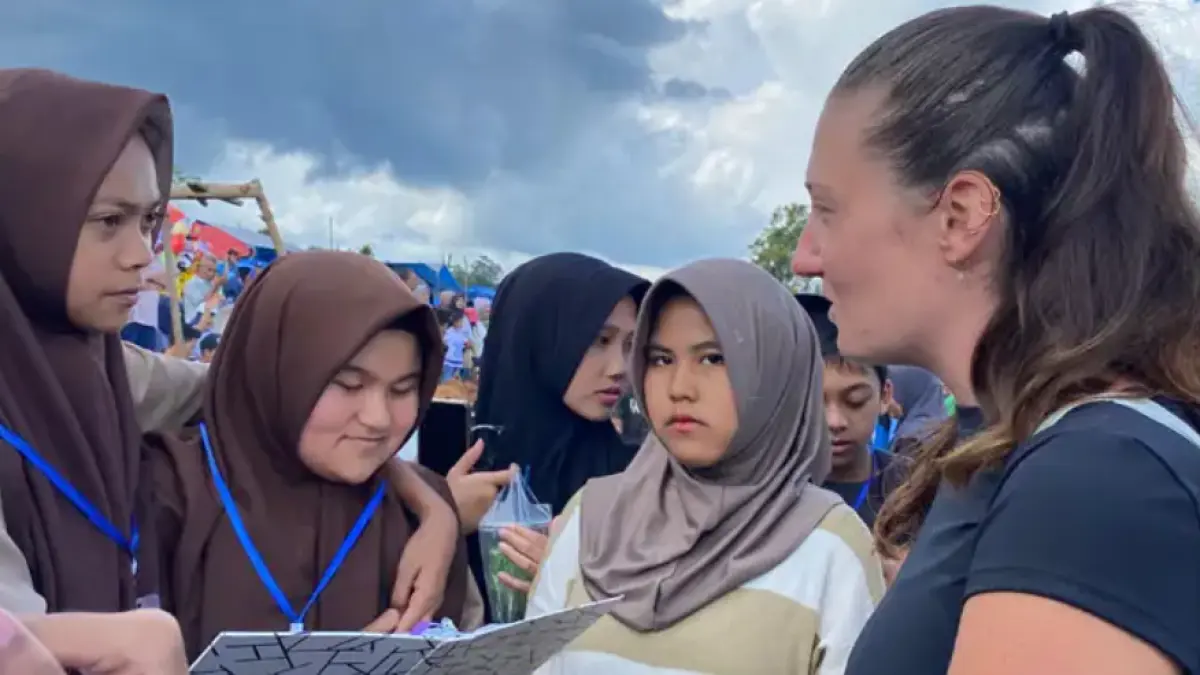 Siswa UPT SMPN 2 Pariangan mempraktikkan kemampuan speaking engan wisatawan manca negara di gelanggang pacu jawi Sawah Tangah, Sabtu (18/4). (TIM LAMAN GURU)
