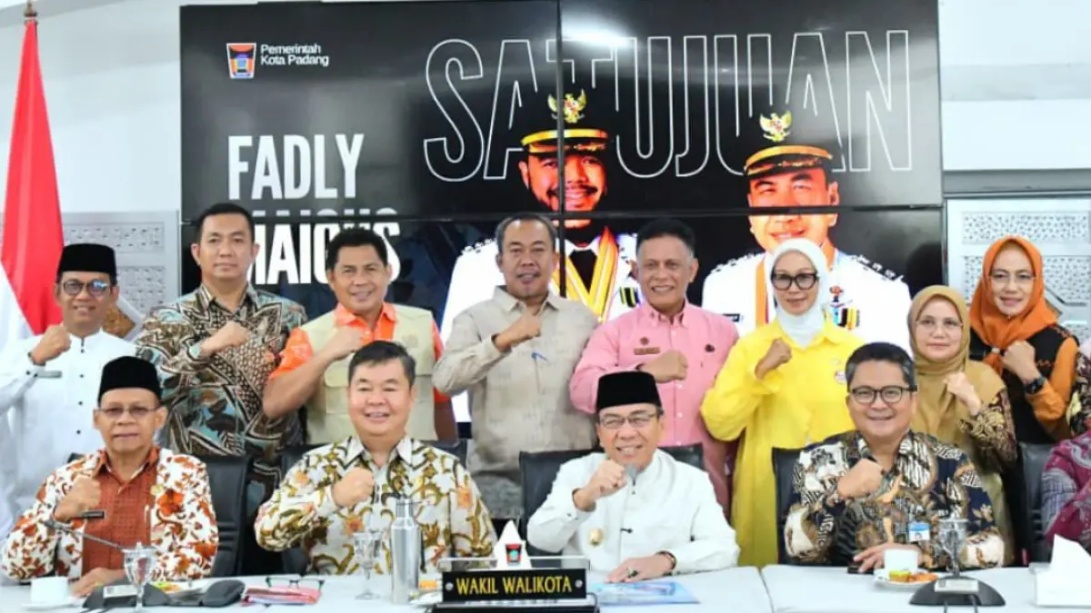 Tim Komite Percepatan Transformasi Digital Pemerintah lintas kementerian bersama Wakil Wali Kota Padang, Maigus Nasir, di Palanta Kediaman Resmi Wali Kota Padang, Jumat (24/4/2026).(Foto: Prokopim)