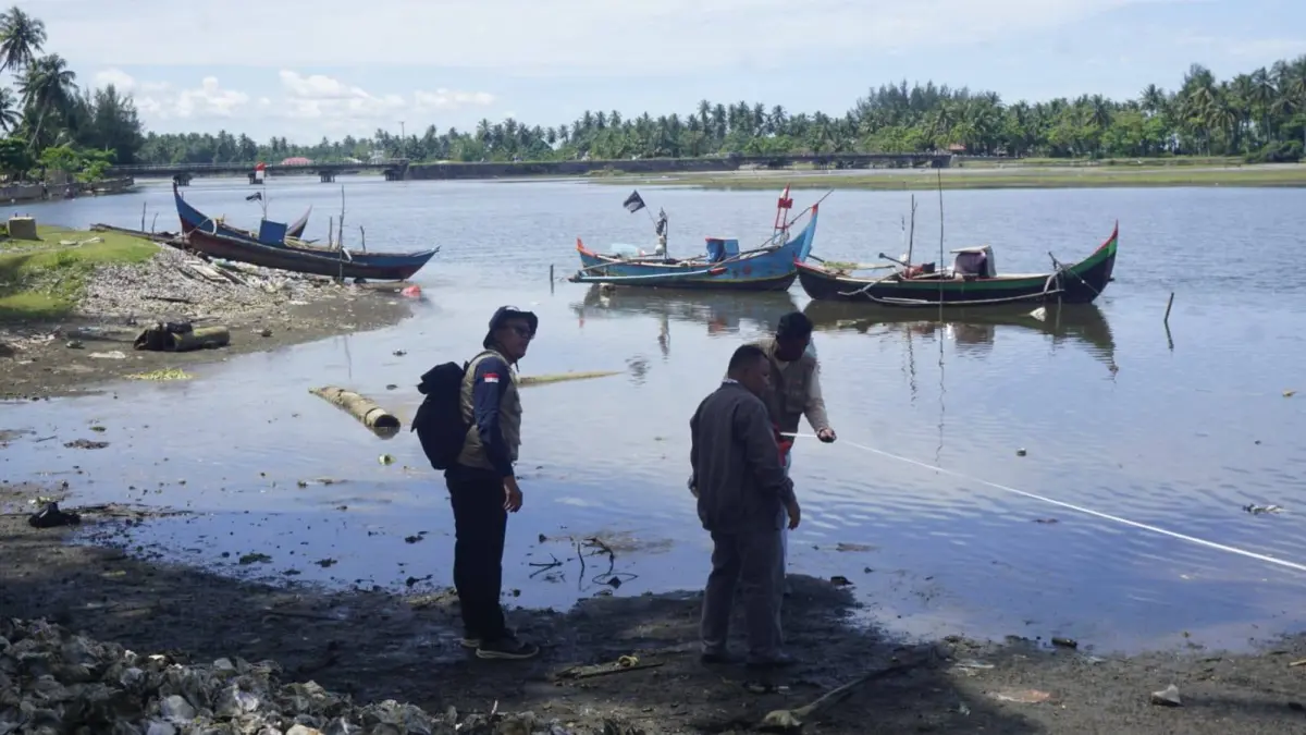 Tim survei Kementerian Kelautan dan Perikanan (KKP) RI saat meninjau lokasi rencana pembangunan KNMP 2026 di Jorong Padangjaya, Nagari Maligi, Kecamatan Sasak Ranah Pasisie, beberapa waktu lalu. (DOK DISKOMINFO PASBAR)
