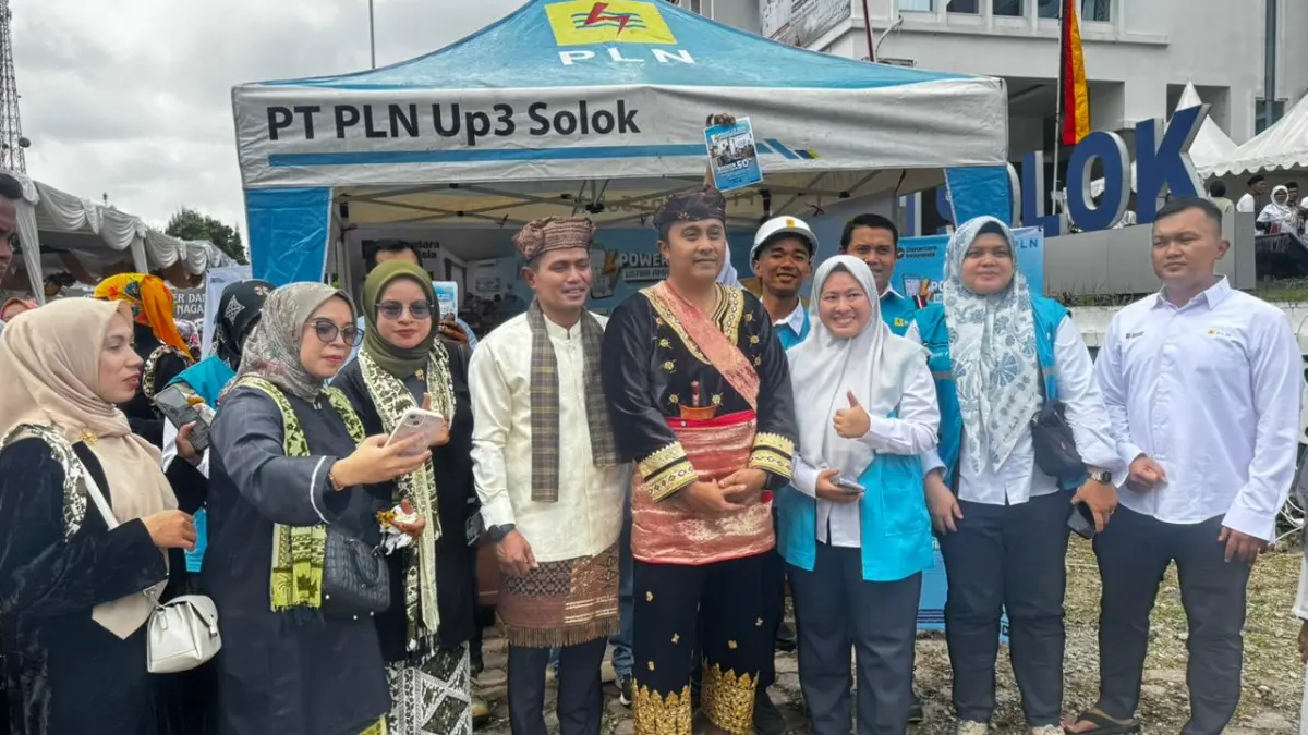 Wagub Sumbar Vasko Ruseimy, dan Bupati Solok Jon Firman Pandu, berfoto bersama di depan stand PLN UP3 Solok.