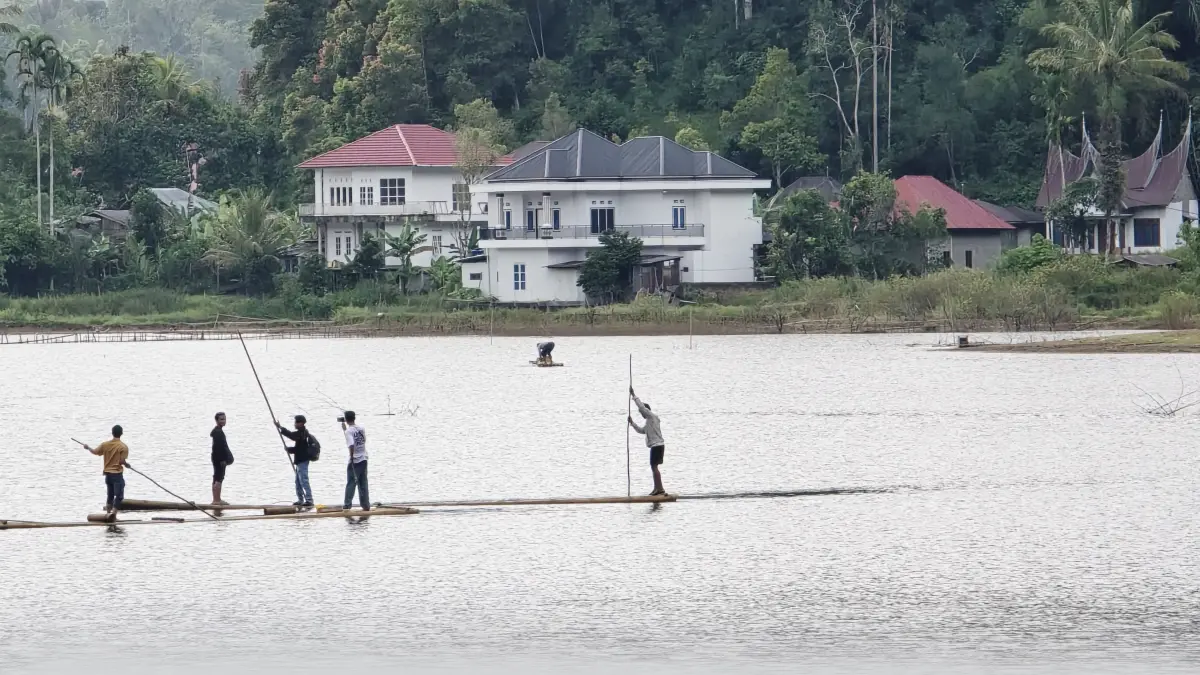 Anak-anak muda berfoto ria di atas rakit bambu yang disediakan masyarakat sekitar. (MHD NAZIR FAHMI/PADEK)