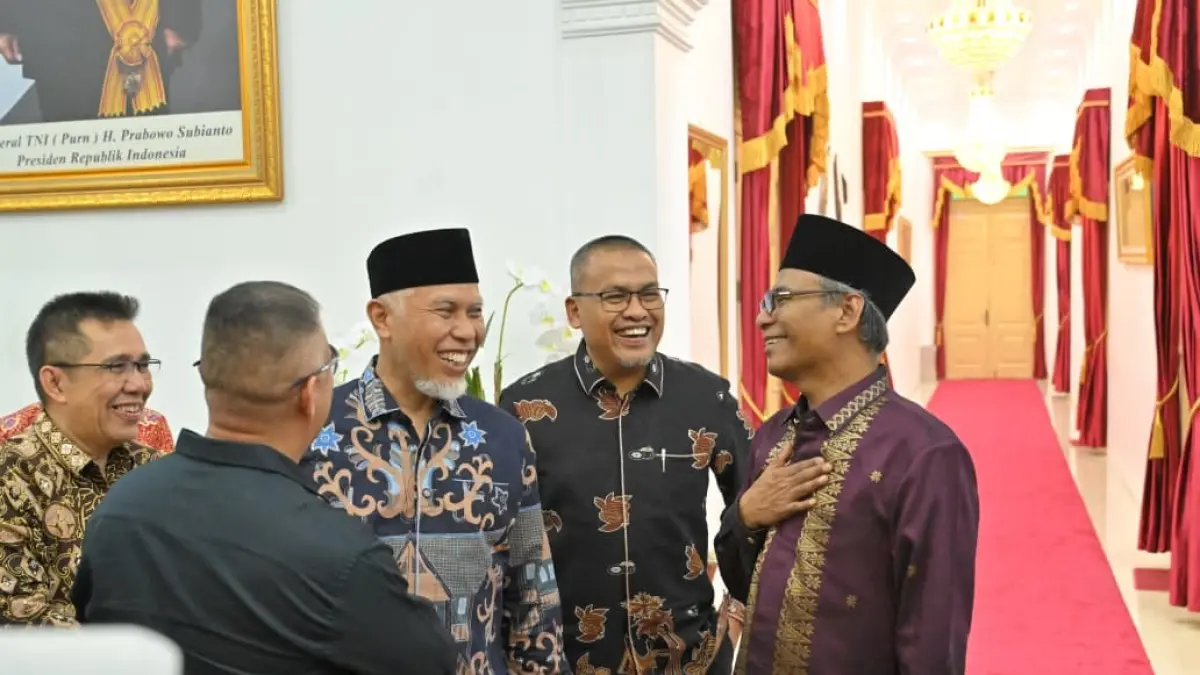Gubernur Sumbar Mahyeldi Ansharullah saat berdialog dengan Kajati Sumbar Muhibuddin dalam acara perpisahan Kajati Sumbar di Padang, Rabu (23/4). (DOK BIRO ADPIM)