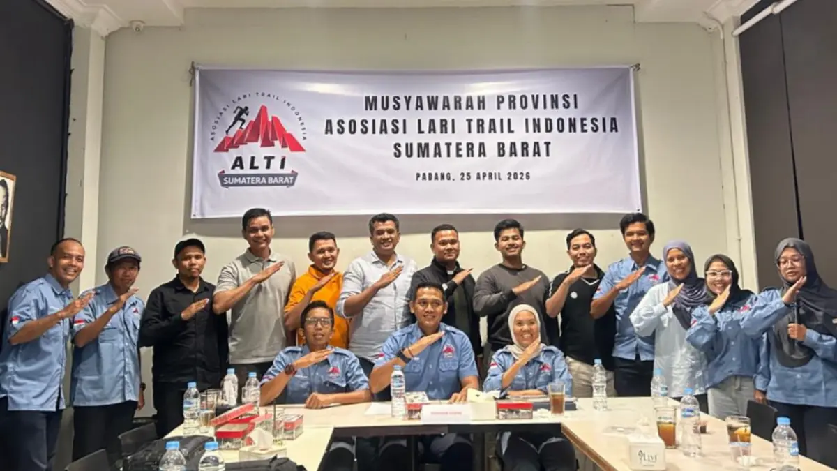 Ketua KONI Sumbar, Hamdanus, perwakilan Kadispora Sumbar Rasydi Sumetri, Ketua ALTI Ahmad Islami dan jajaran, usai pembukaan Musprov ALTI, Sabtu (25/4/2026). (KONI Sumbar)