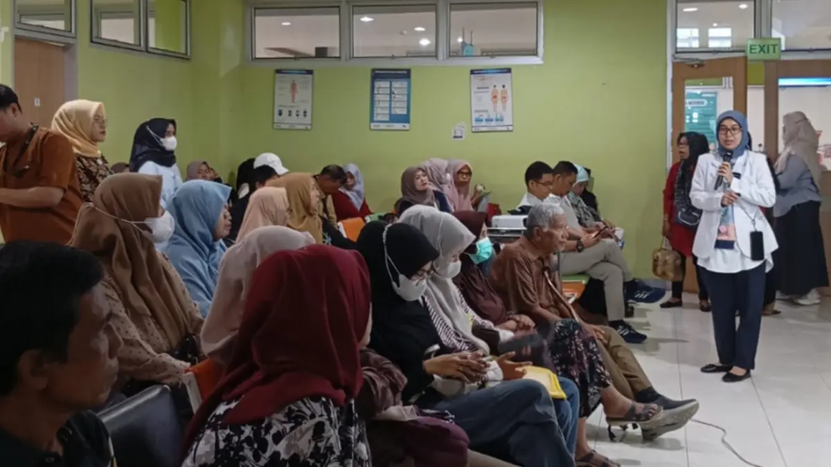 Narasumber dr. Athari Fadhila, Sp.PD memberikan edukasi tentang diabetes melitus kepada pasien dan keluarga pasien di Poliklinik Khusus Gedung Administrasi dan Instalasi Rawat Jalan RSUP Dr. M. Djamil, Jumat (24/4). (DOK RSUP DR. M. DJAMIL)