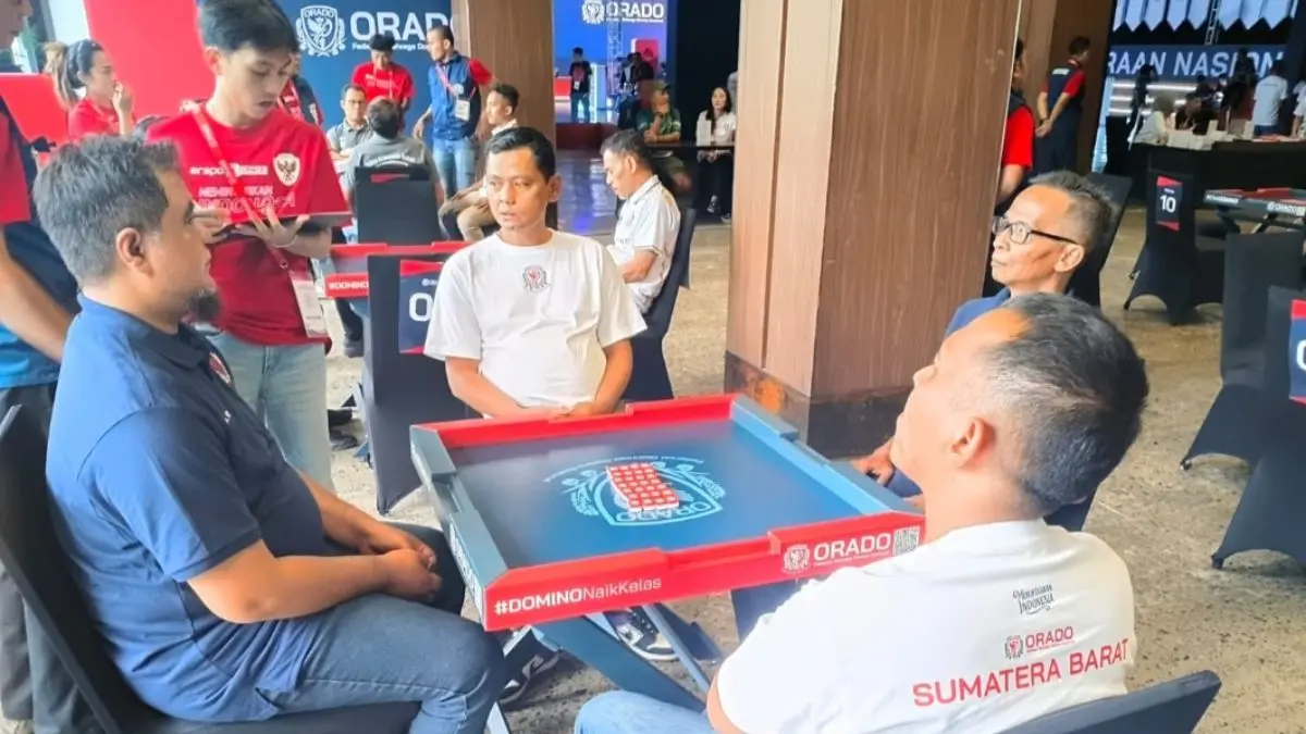 Pasangan Sumbar M Adiyat/ Filma Joni  ketika mengalahkan pasangan Jateng pada pertandingan kedua. (ist)