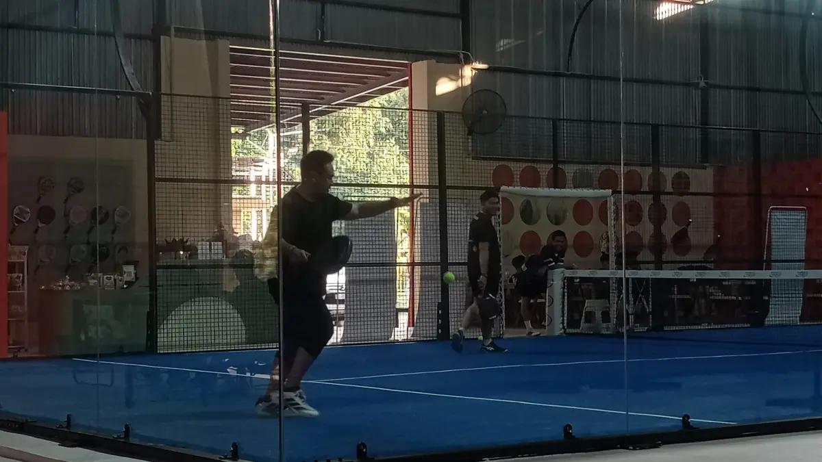 Salah seorang warga Kota Padang menjaga kebugaran fisiknya dengan bermain padel di Lapangan Muaro Padel, Kamis (23/4). (IRFAN RUSLI/PADEK)
