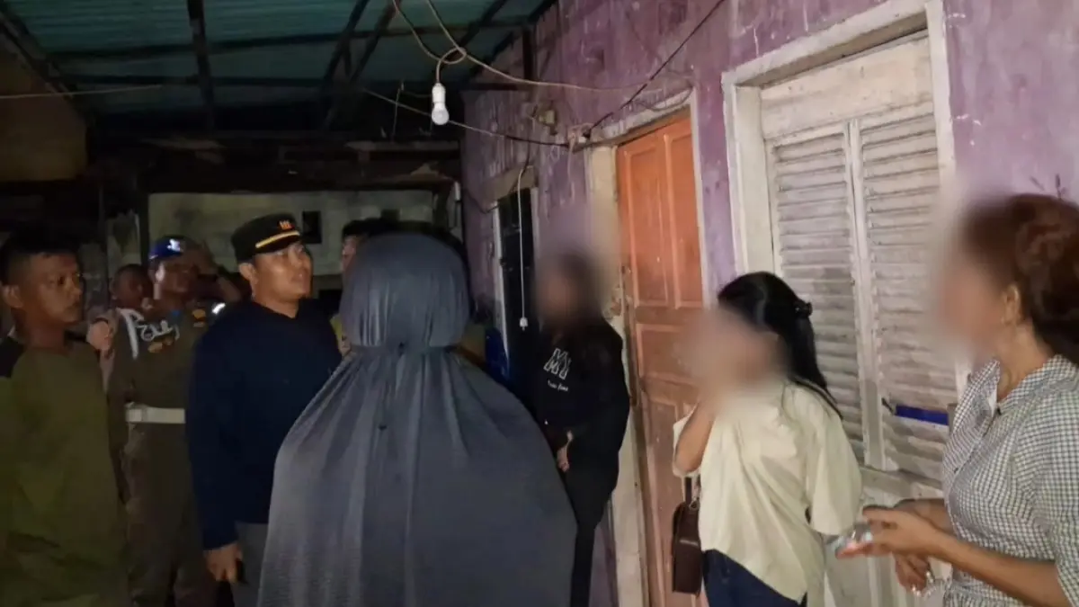 Satpol PP Kota Padang mengamankan 3 wanita dan 1 pria di kos Padang Timur, Sabtu dini hari (25/4/2026). (Humas Satpol PP Padang)