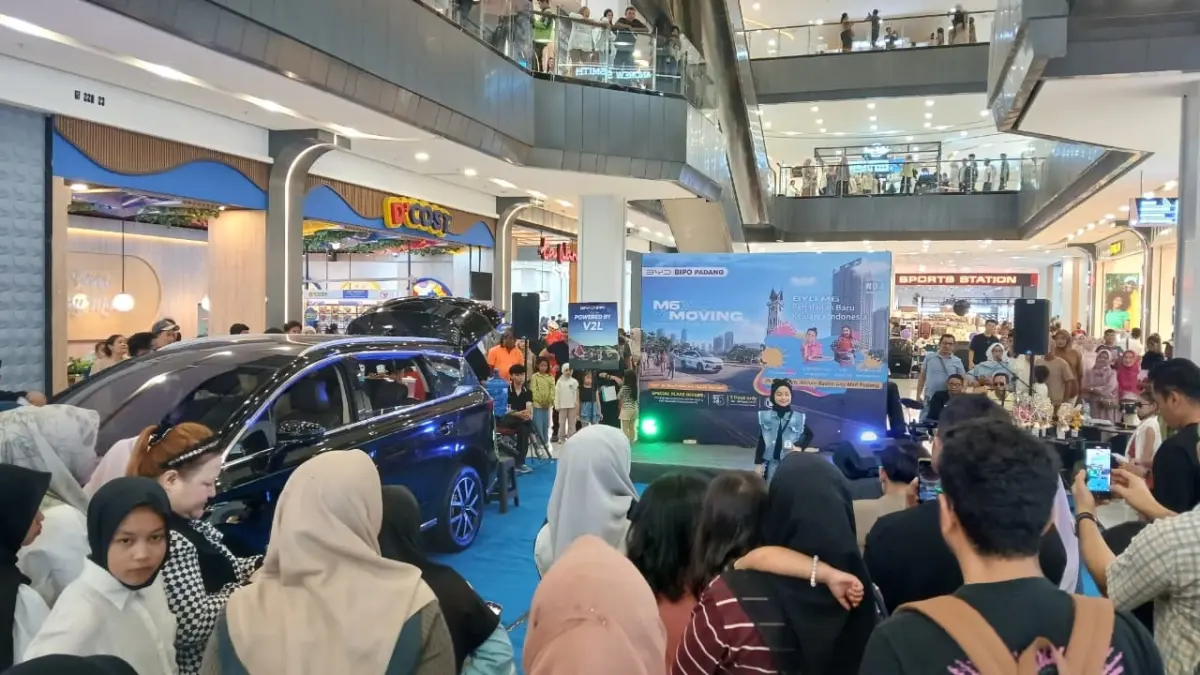 Antusiasme pengunjung menyaksikan BYD M6 dalam rangkaian “M6 Moving Tour” di Basco City Mall, Padang. (SUYUDI/PADEK)