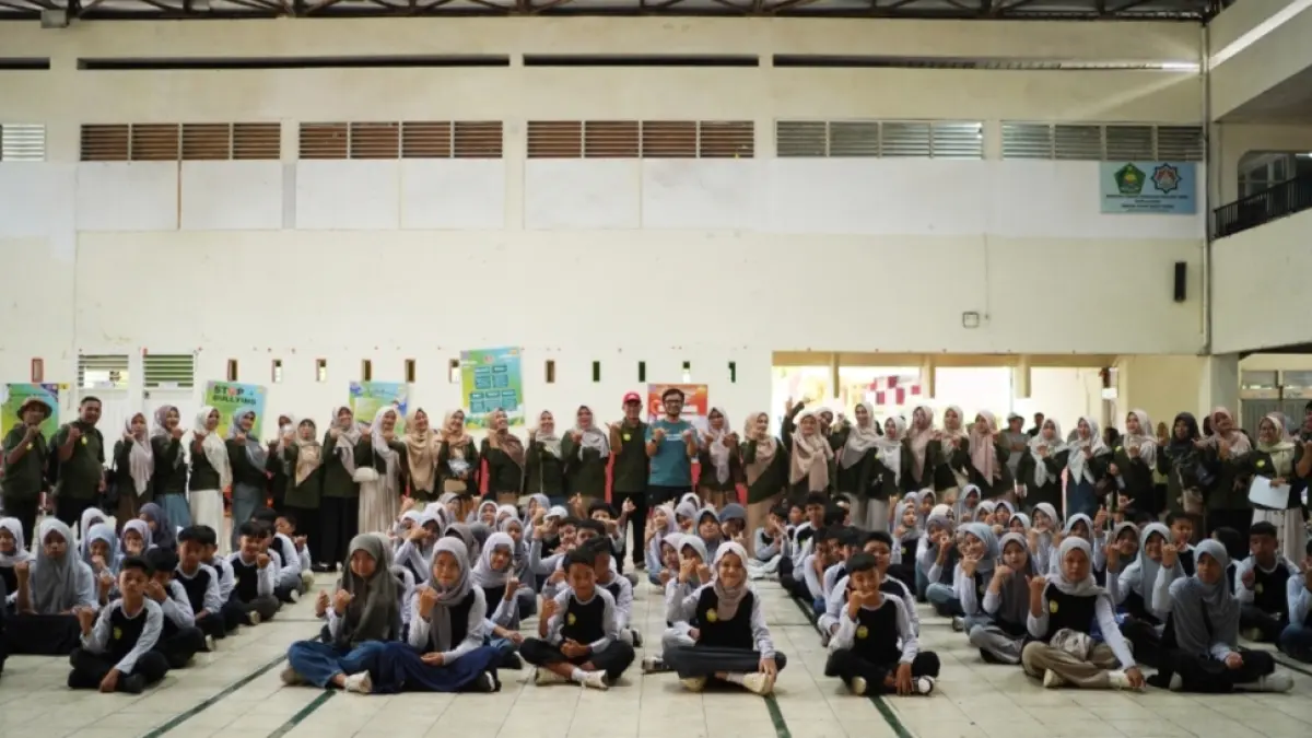 Bendahara Yayasan Igasar Semen Padang Athari Adi Putra melepas keberangkatan SD Semen Padang dan SD Bustanul Ulum Semen Padang mengikuti  studi lapangan keminangkabauan, Jumat- Sabtu, 24–25 April 2026. (TIM LAMAN GURU)