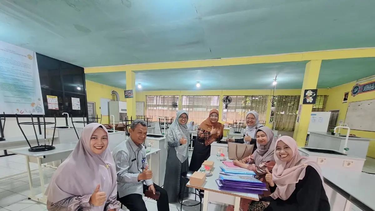 Guru SMP Negeri 30 Padang saat menunjukkan inovasi aplikasi berbasis web dalam pengelolaan Laboratorium IPA saat penilaian Lomba Pengelolaan dan Pemanfaatan Laboratorium IPA SMP se-Kota Padang beberapa waktu lalu. (TIM LAMAN GURU)