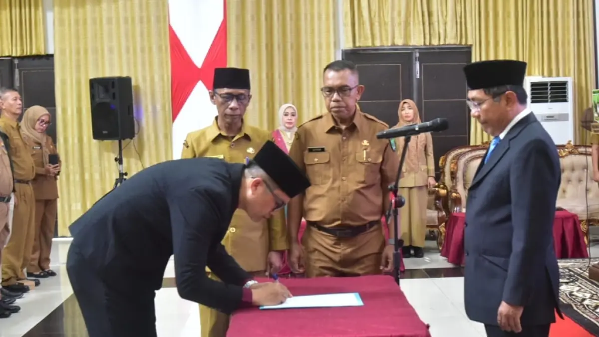 Hendra Aswara saat dilantik oleh Bupati John Kenedy Azis sebagai Sekdakab Padangpariaman.