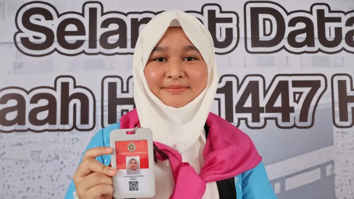 Latifa Syafvina Putri Zuhrizal jamaah calon haji termuda asal Kota Padang berusia 15 tahun sebelum bertolak ke tanah suci. (MUHAMMAD ZULFIKAR/ANTARA)
