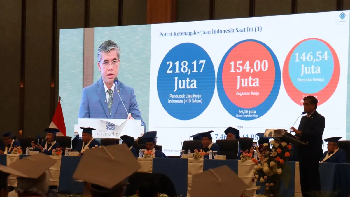 Menteri Ketenagakerjaan RI Prof Yassierli menyampaikan orasi ilmiah terkait perubahan lanskap ketenagakerjaan yang semakin dinamis pada Wisuda ke-44 Universitas Paramadina di The Krakatau Grand Ballroom, TMII, Jakarta, Sabtu (25/4/2026). (Dok Paramadina)