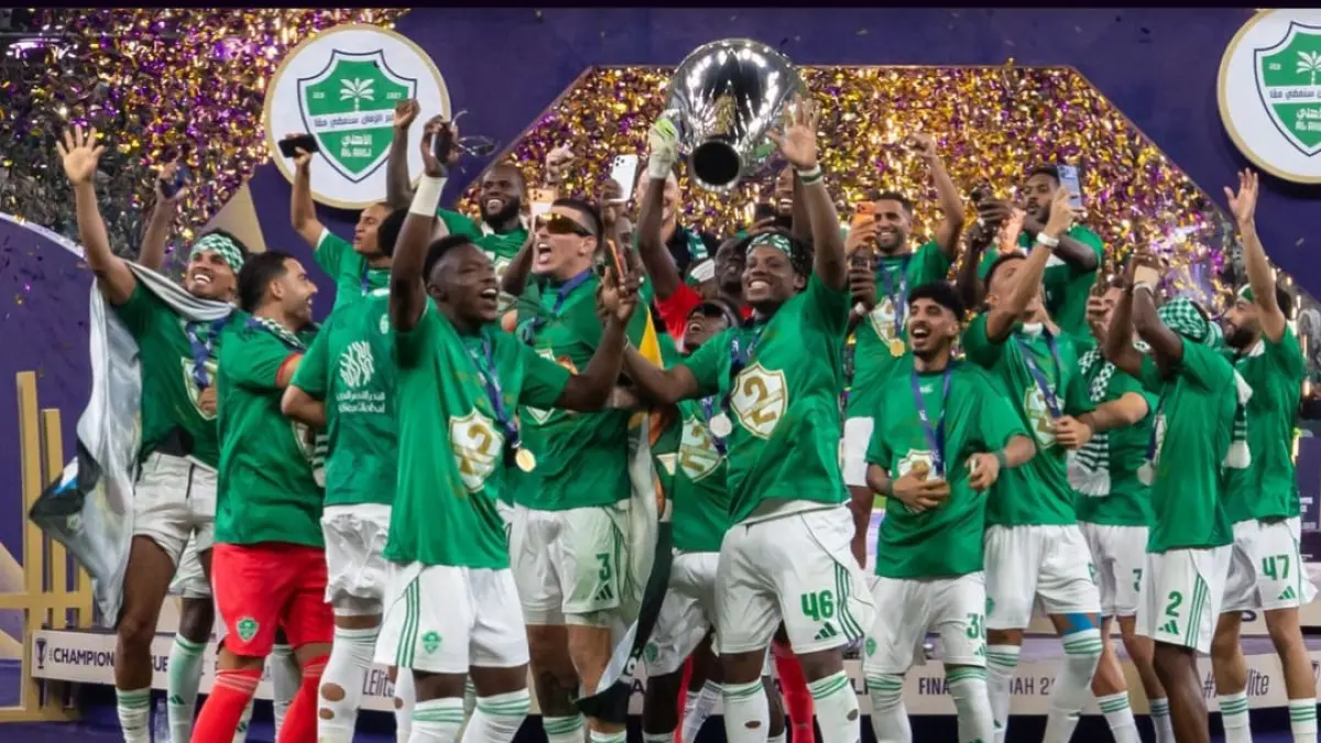 Pemain Al Ahli Saudi FC mengangkat trofi AFC Champions League Elite 2026 usai menang 1-0 atas FC Machida Zelvia berkat gol extra time Feras Al Brikan di final.(Foto: AFC)