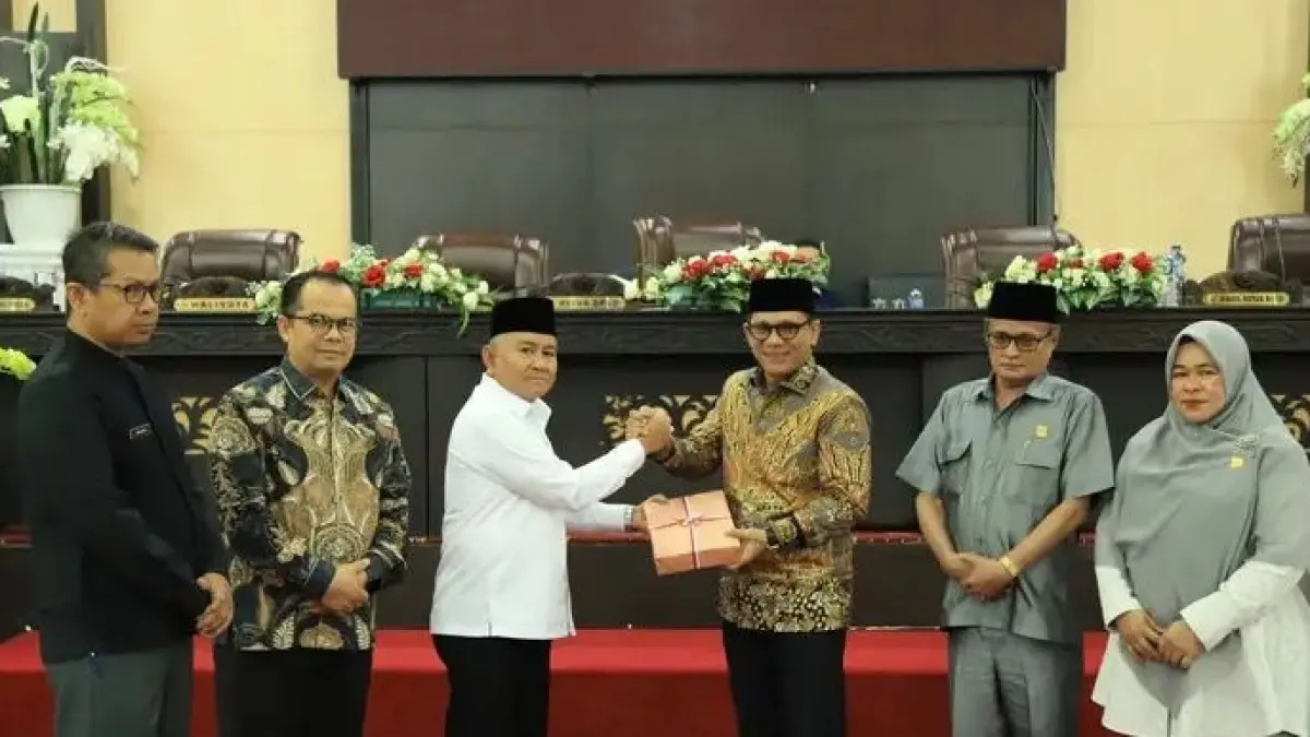 Penyampaian LKPJ Wali Kota Solok Tahun Anggaran 2025 dalam rapat paripurna DPRD Kota Solok, Sabtu (25/04/2026), menyoroti capaian pendapatan yang melampaui target serta tantangan kemandirian fiskal dan dampak banjir.(Dok DPRD Kota Solok)